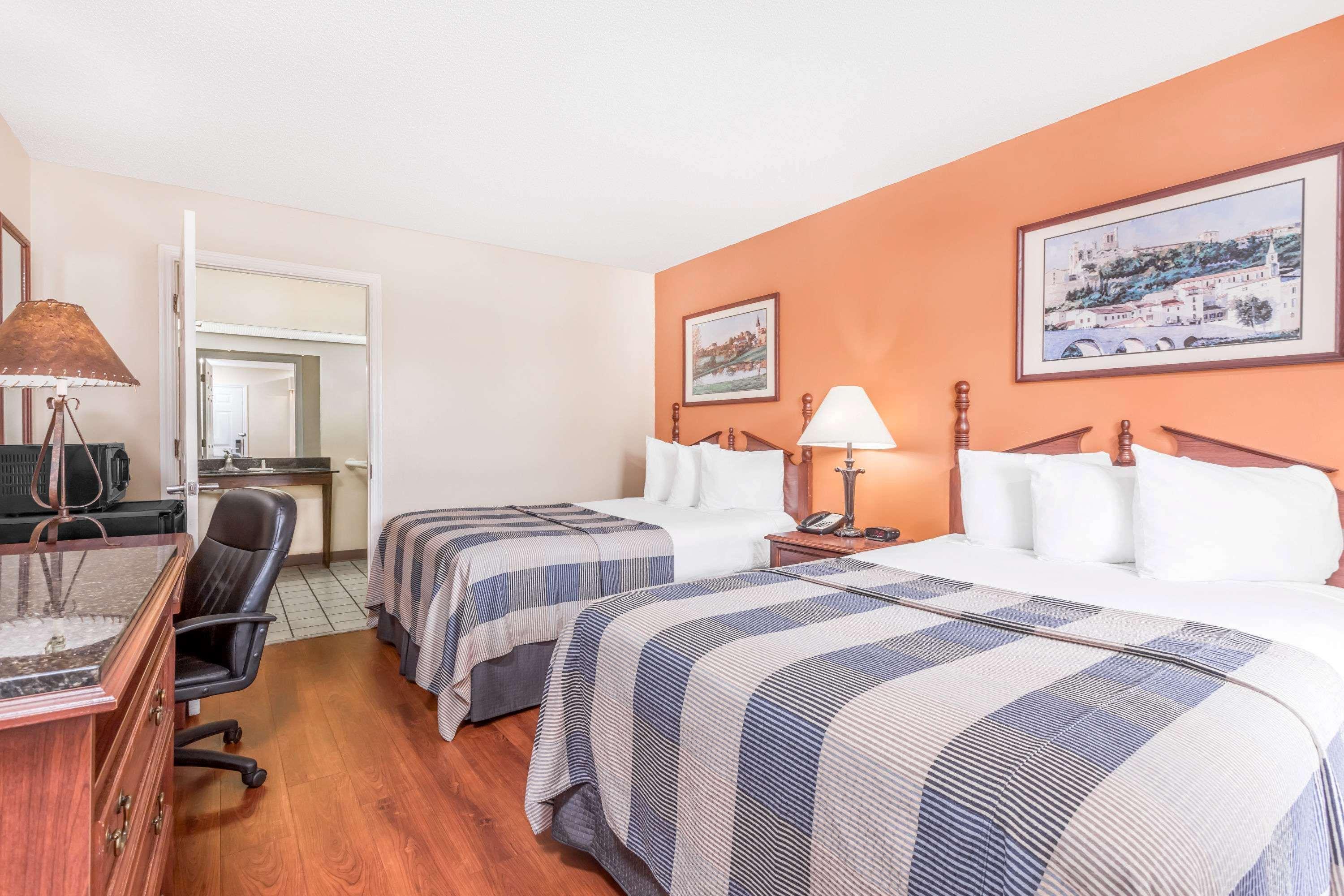 Days Inn By Wyndham Americus Bagian luar foto