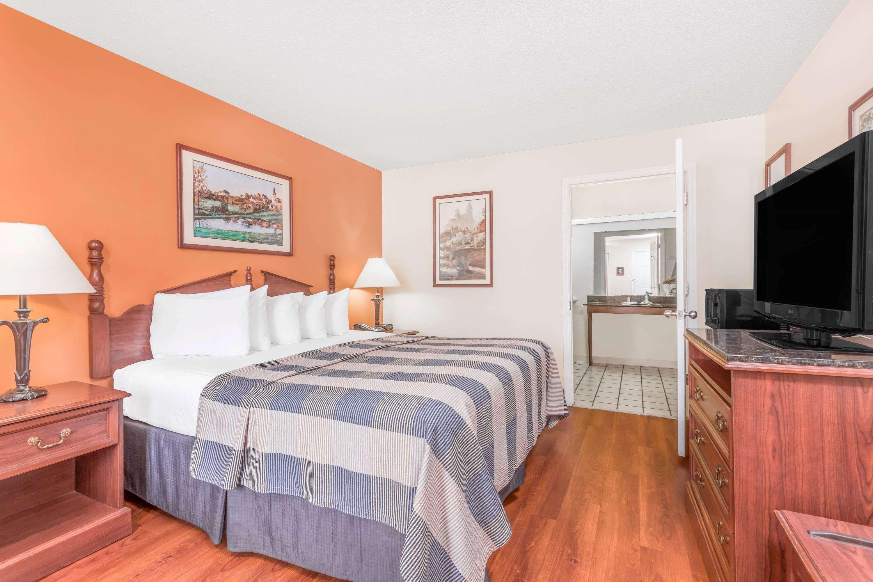 Days Inn By Wyndham Americus Bagian luar foto