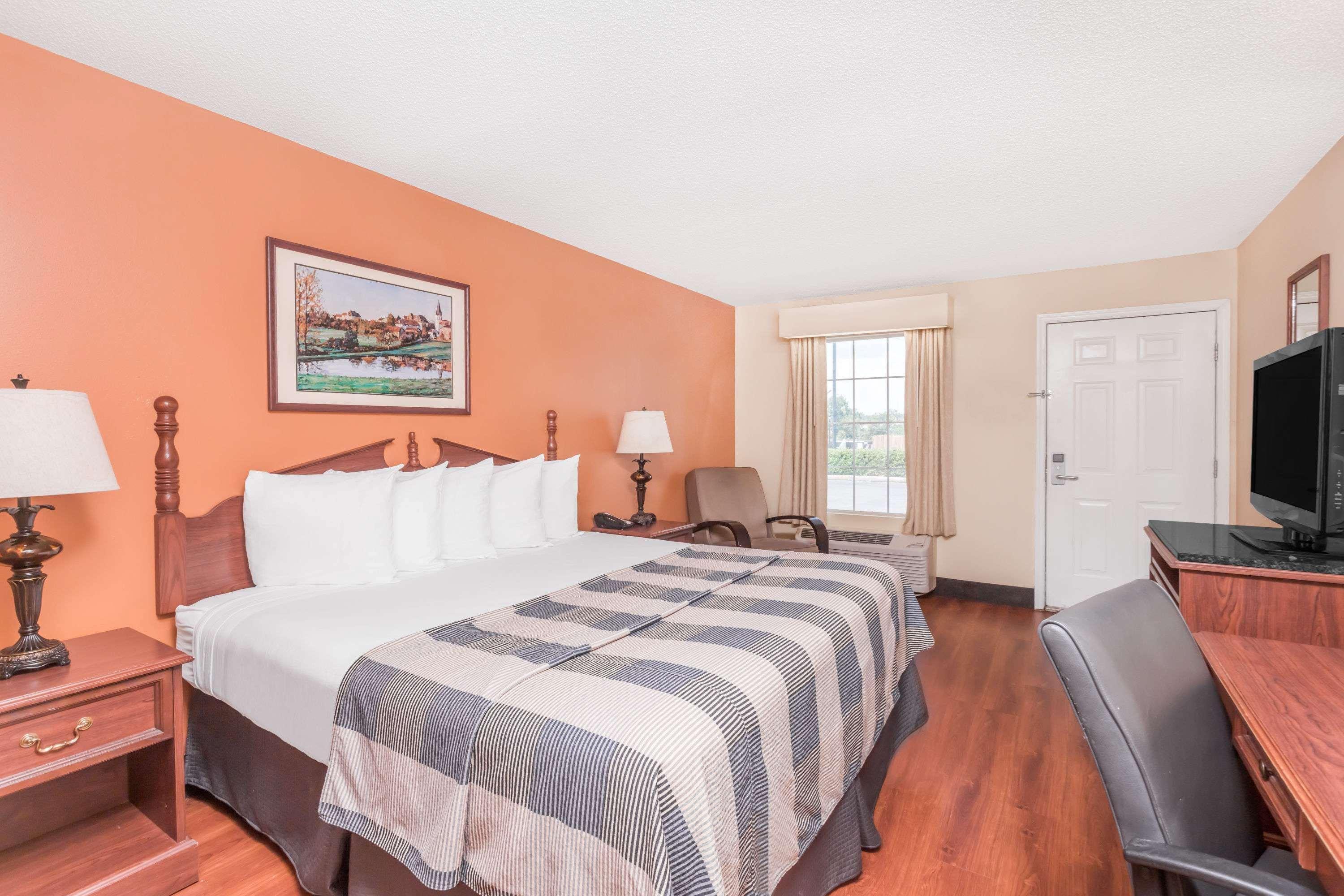Days Inn By Wyndham Americus Bagian luar foto