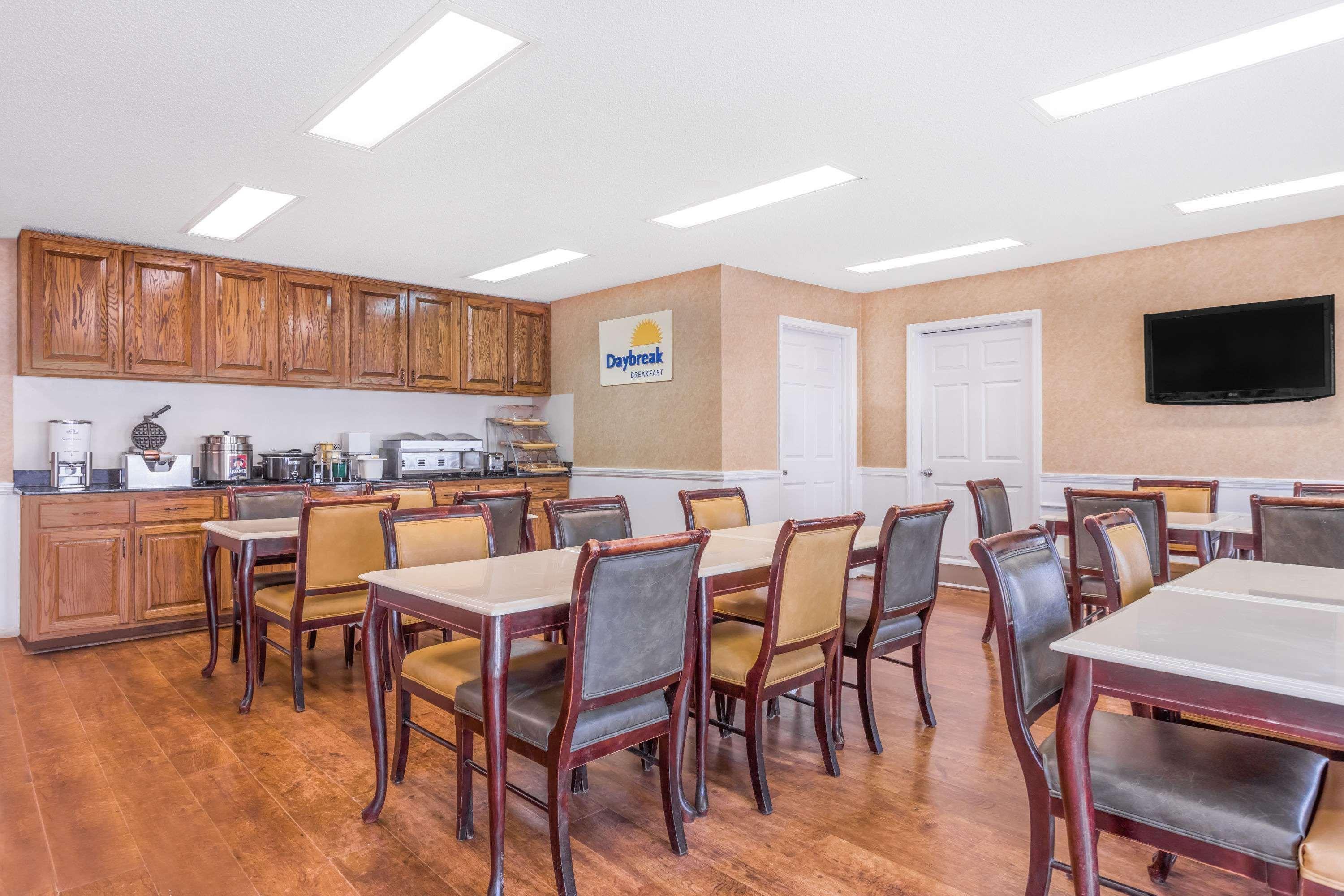 Days Inn By Wyndham Americus Bagian luar foto