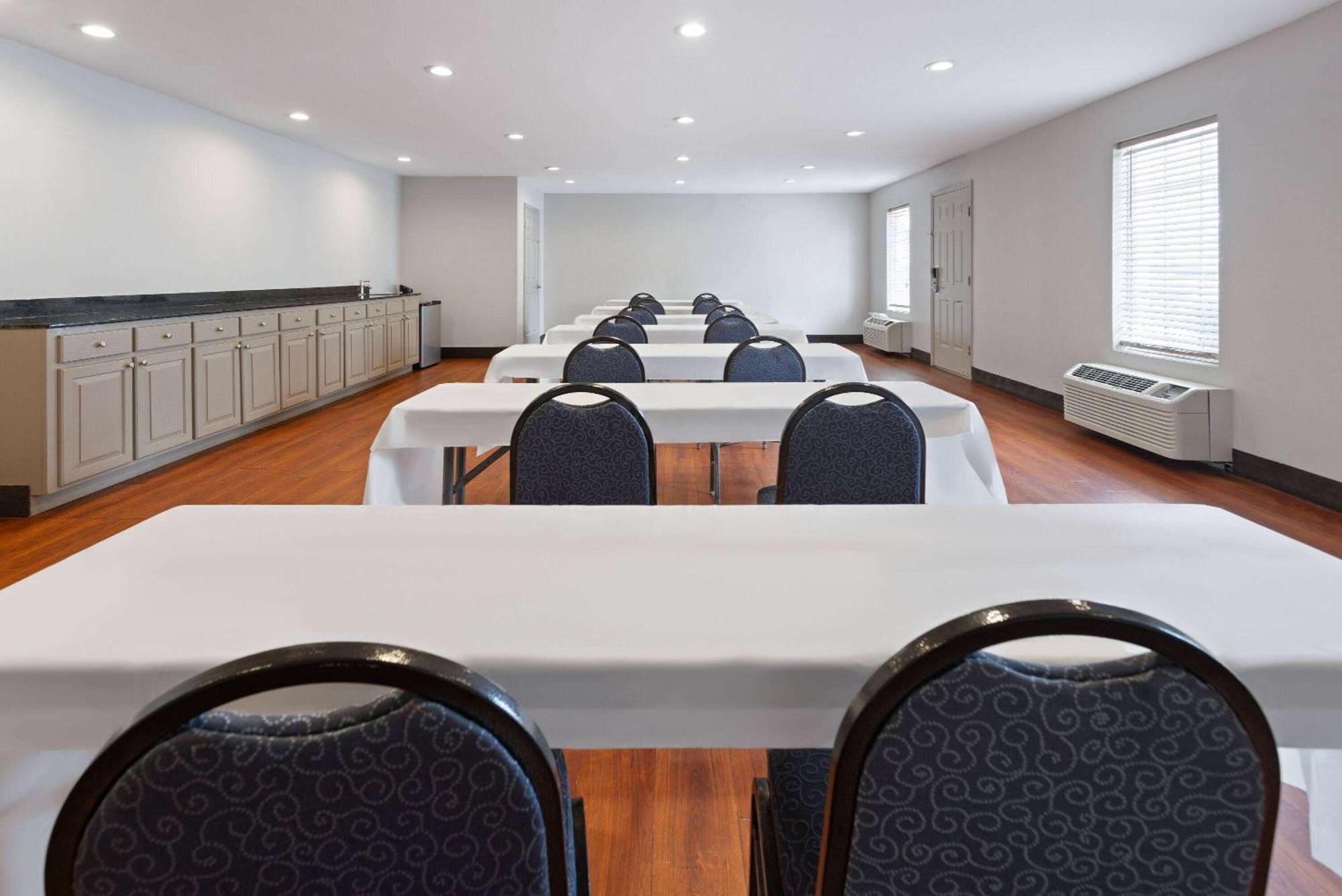 Days Inn By Wyndham Americus Bagian luar foto