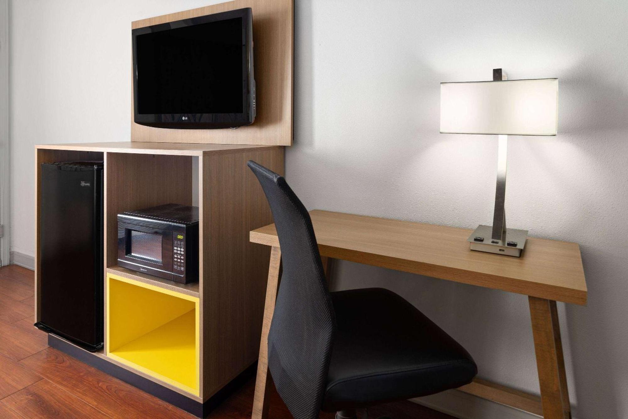 Days Inn By Wyndham Americus Bagian luar foto