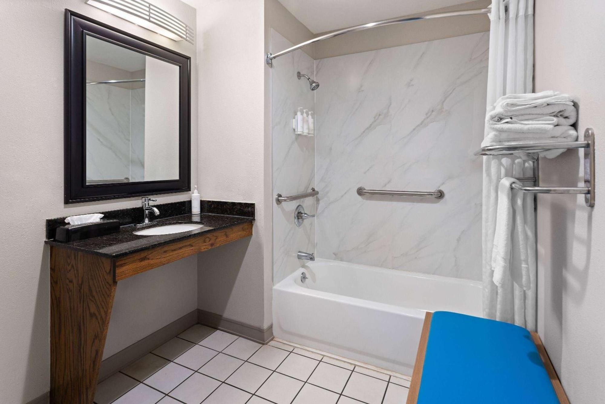 Days Inn By Wyndham Americus Bagian luar foto