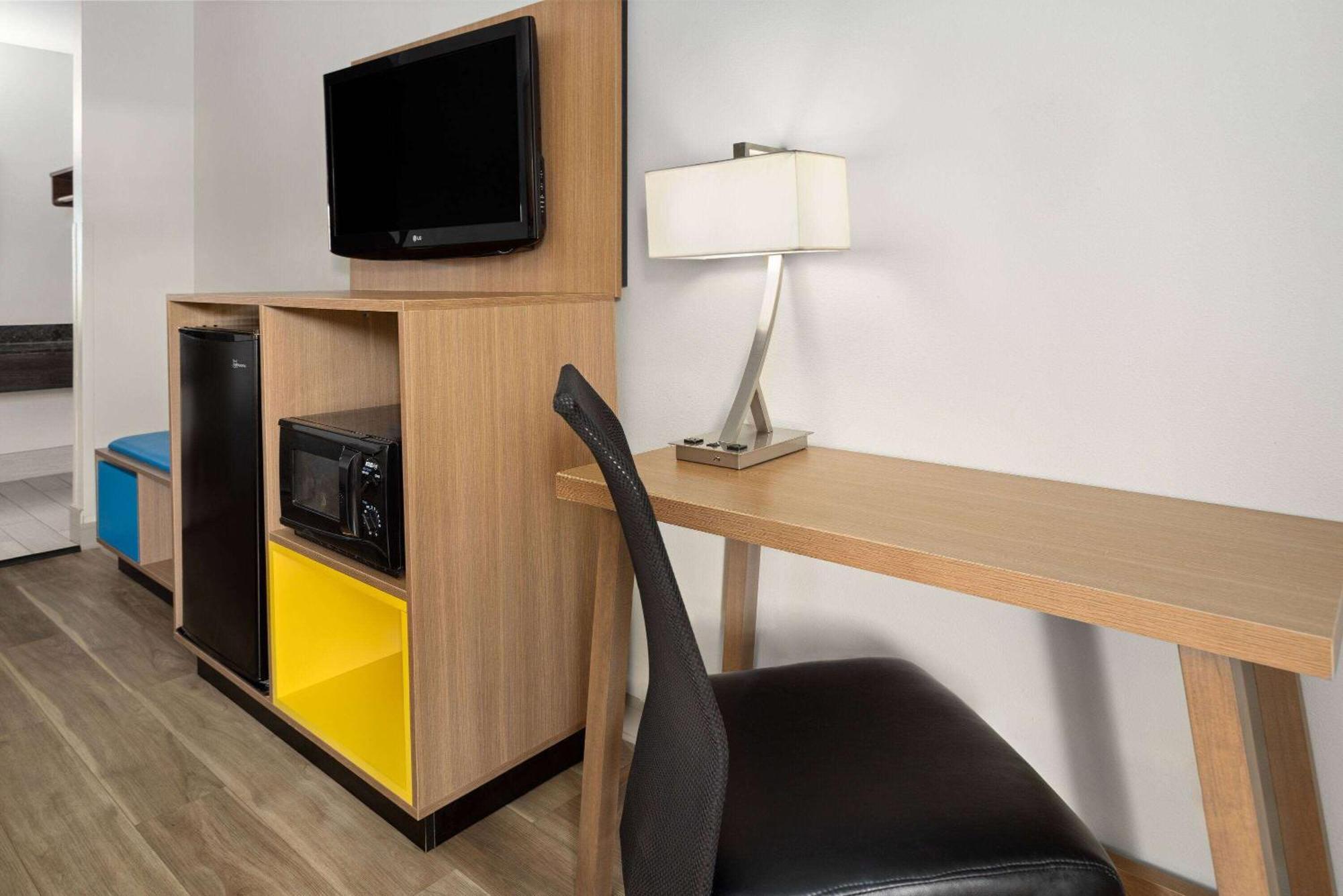 Days Inn By Wyndham Americus Bagian luar foto