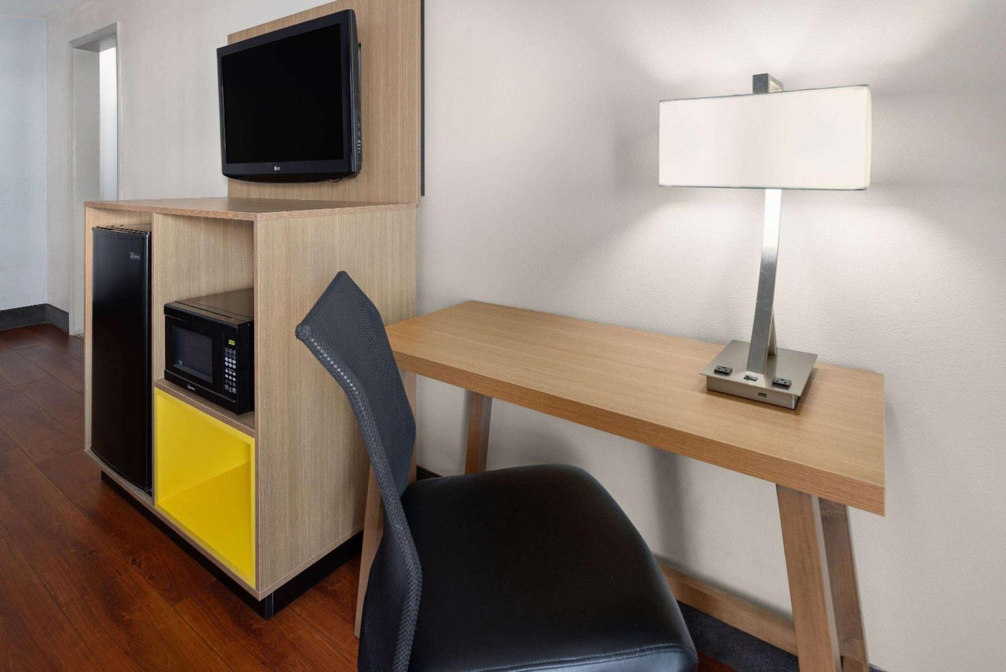 Days Inn By Wyndham Americus Bagian luar foto