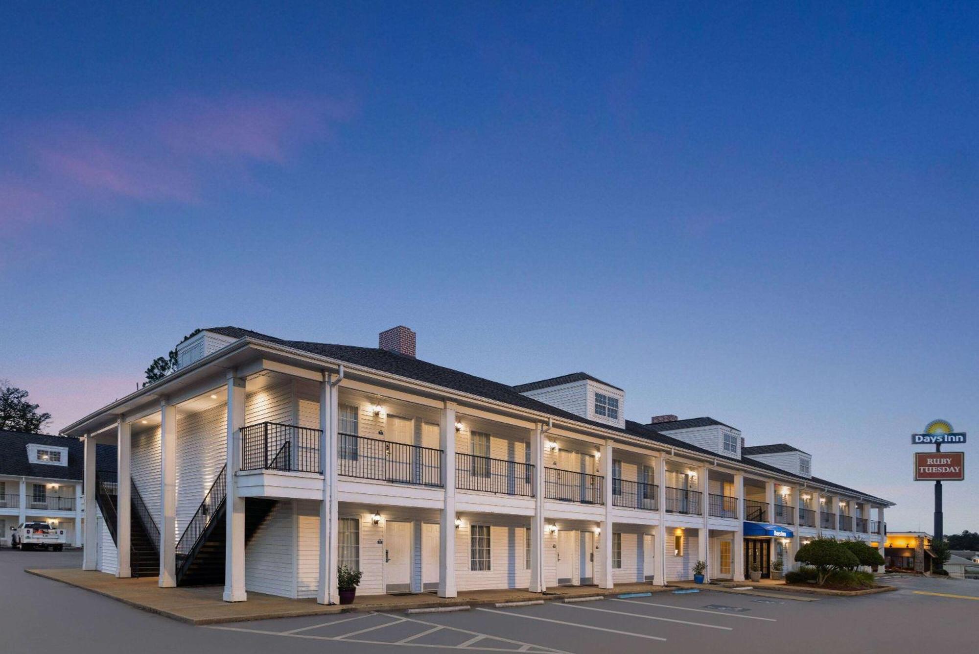 Days Inn By Wyndham Americus Bagian luar foto